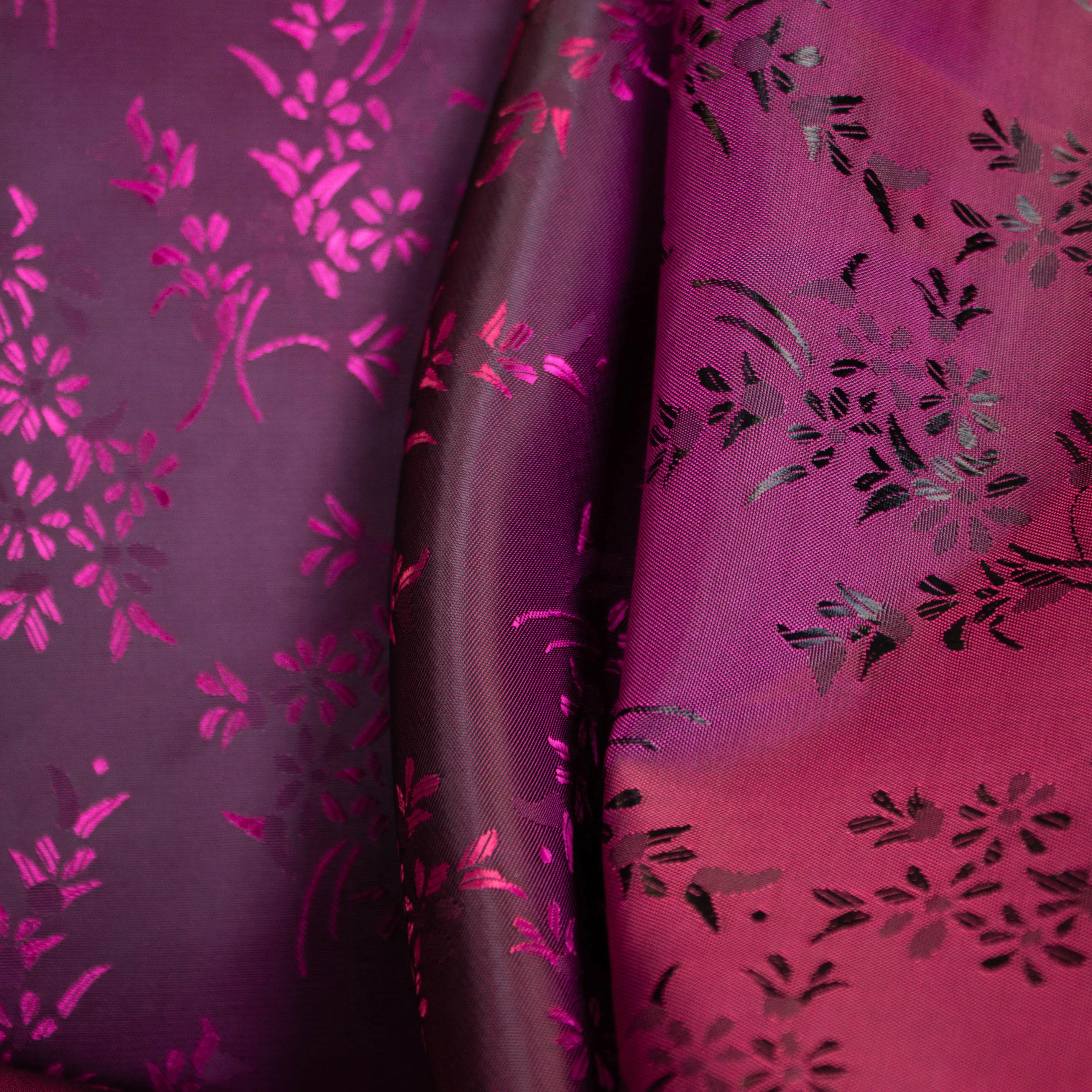 Fantasievoering double face fuchsia met sierlijk bloemen motief